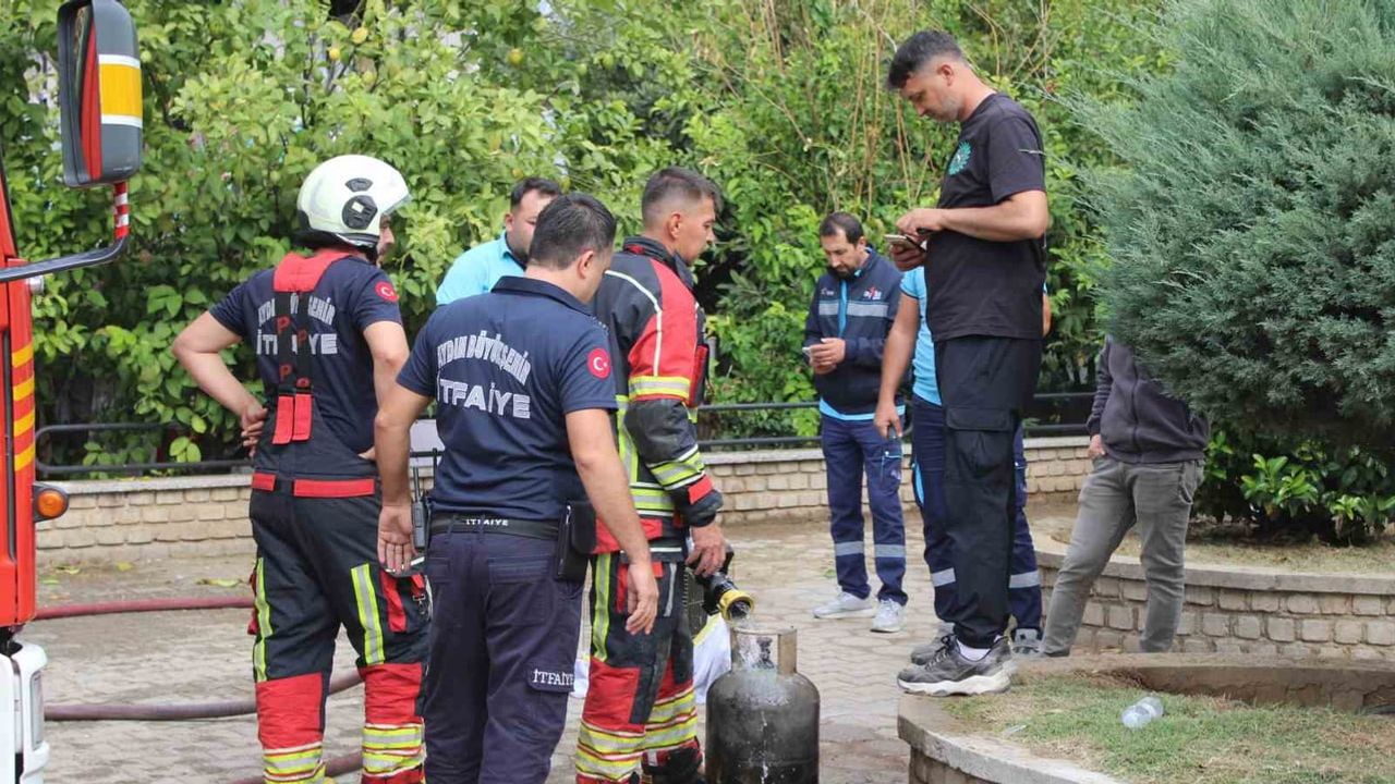 Tüp parlaması mutfağı ateşe verdi, apartman tahliye edildi