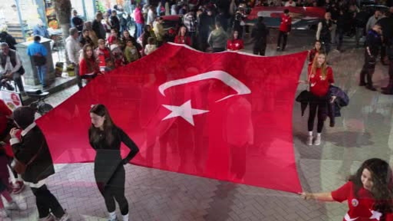 Turgutlu'da kırmızı beyaz sel: 103. yıl coşkusu kortej ve konserle taçlandı