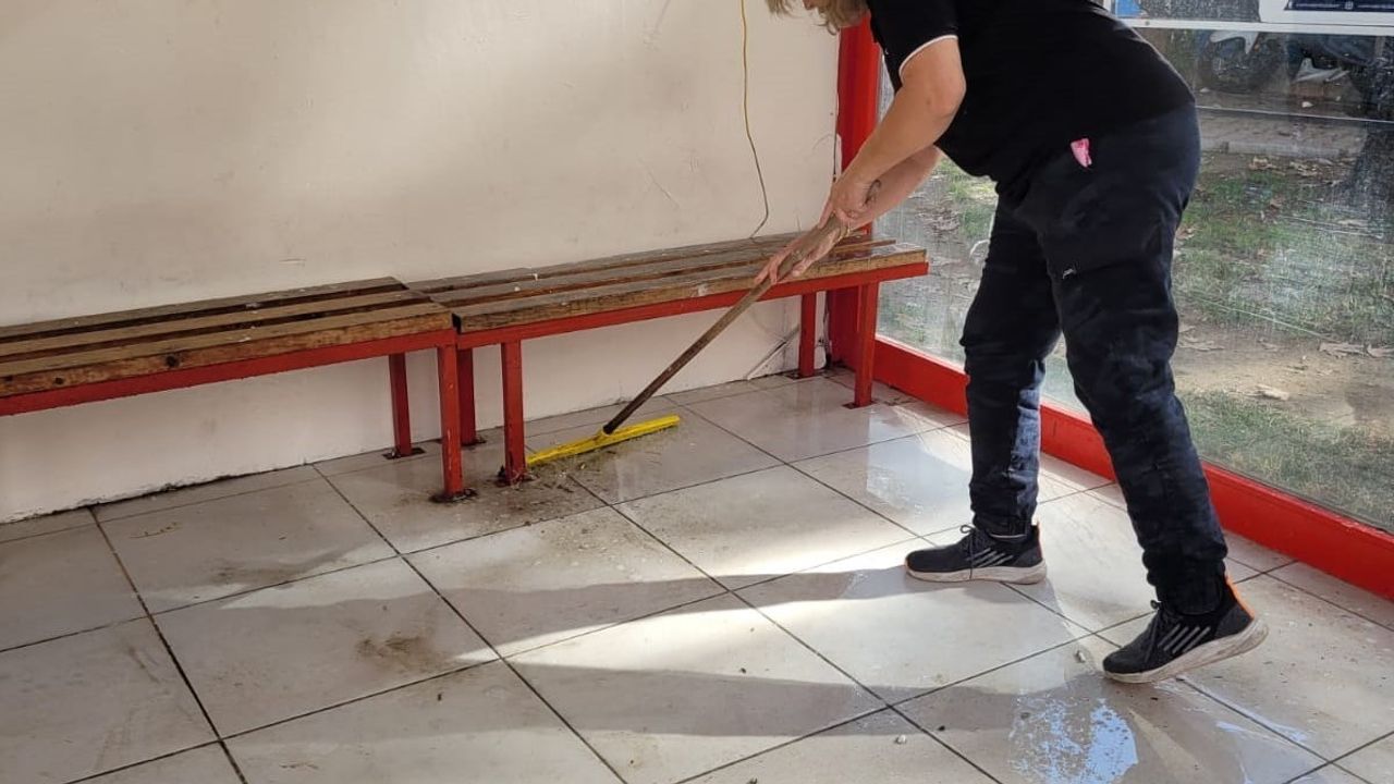 Turgutlu'da servis duraklarına kapsamlı temizlik, vatandaşlara çağrı
