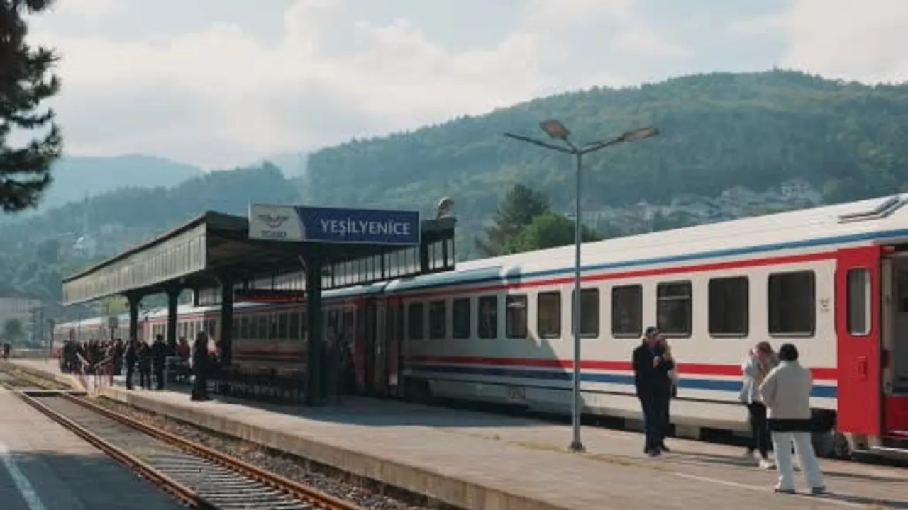Turistik Karaelmas Ekspresi Yenice'de Ihlamur Seyir Terası'nda mola verdi