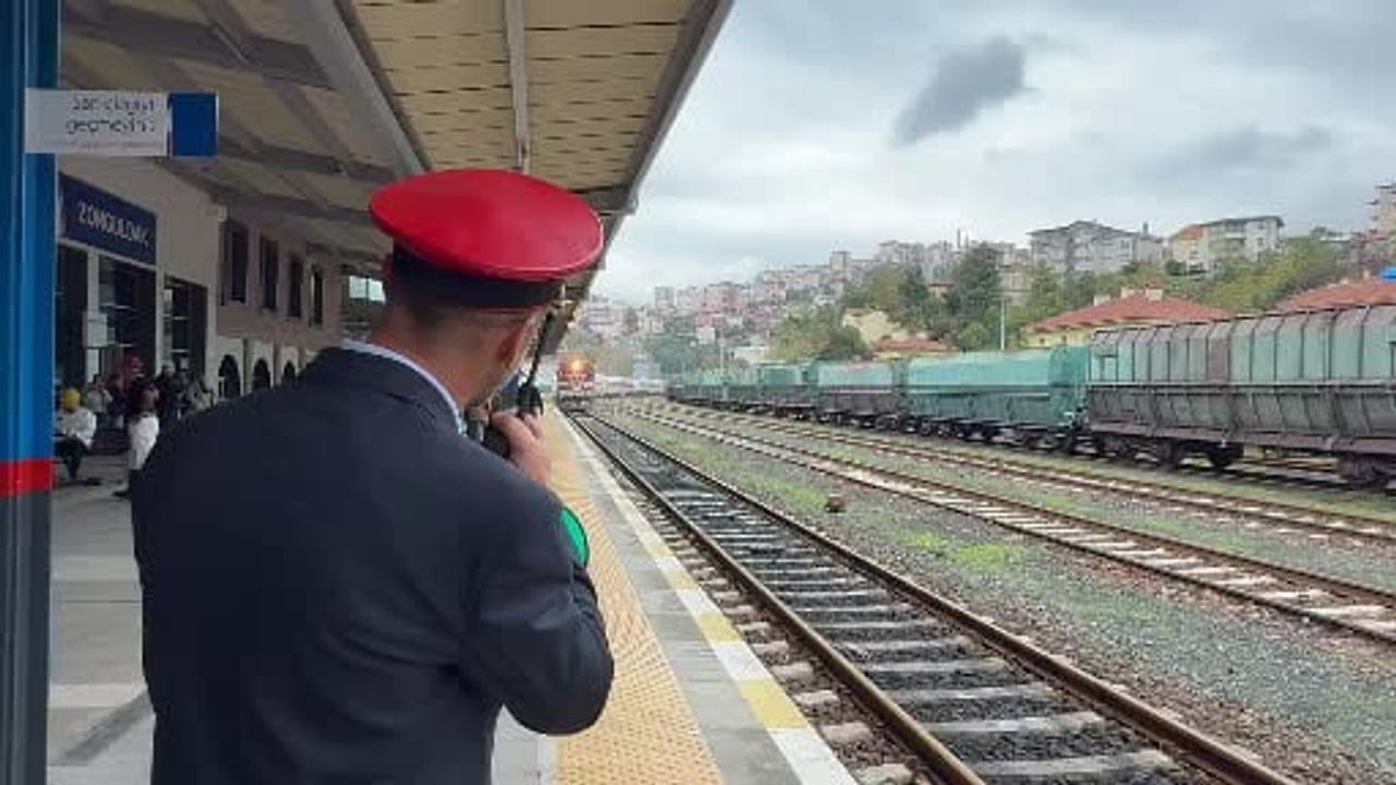 Turistik Karaelmas Ekspresi Zonguldak'ta 120 yolcuyla madenci ezgileriyle karşılandı