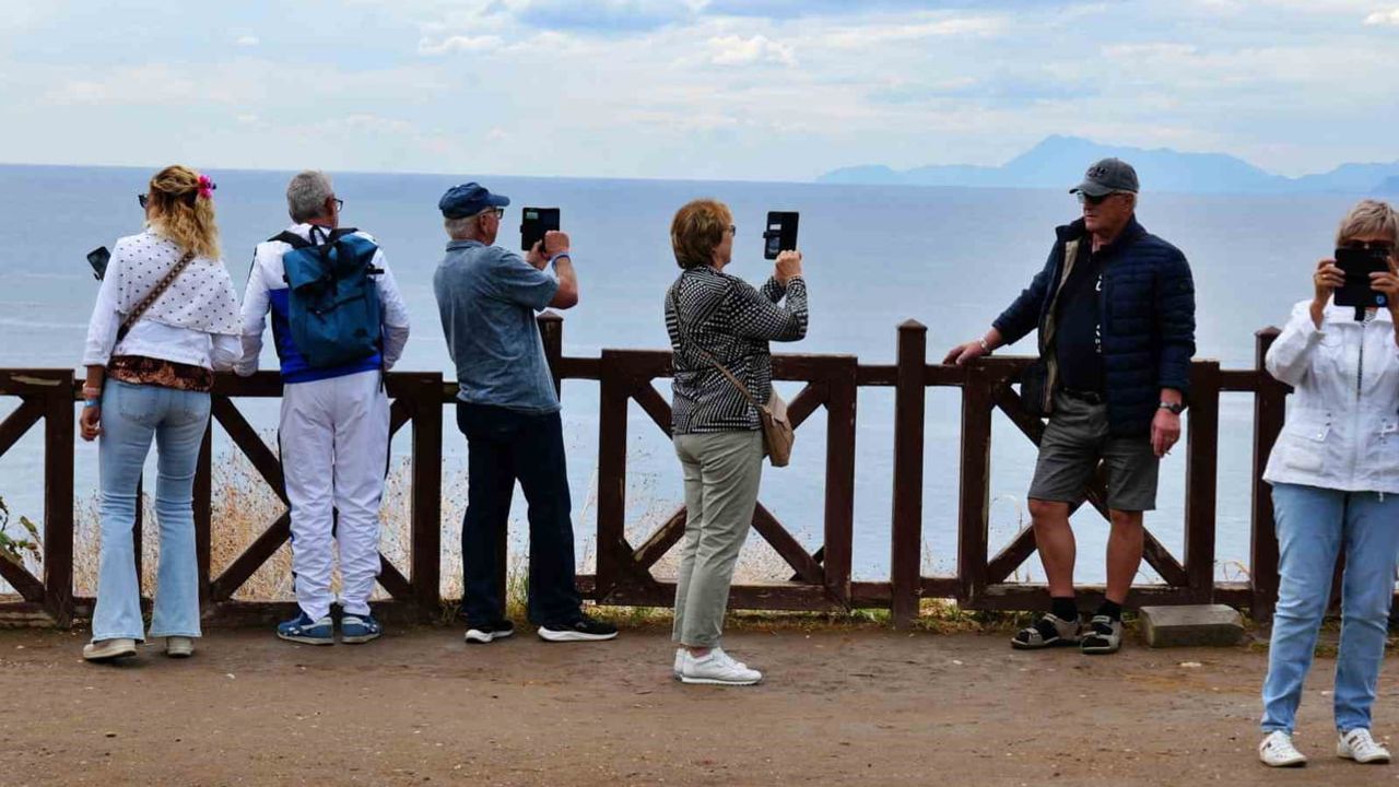 Turistler yağmura inat Aşağı Düden şelalesi'nde manzarayı tercih etti