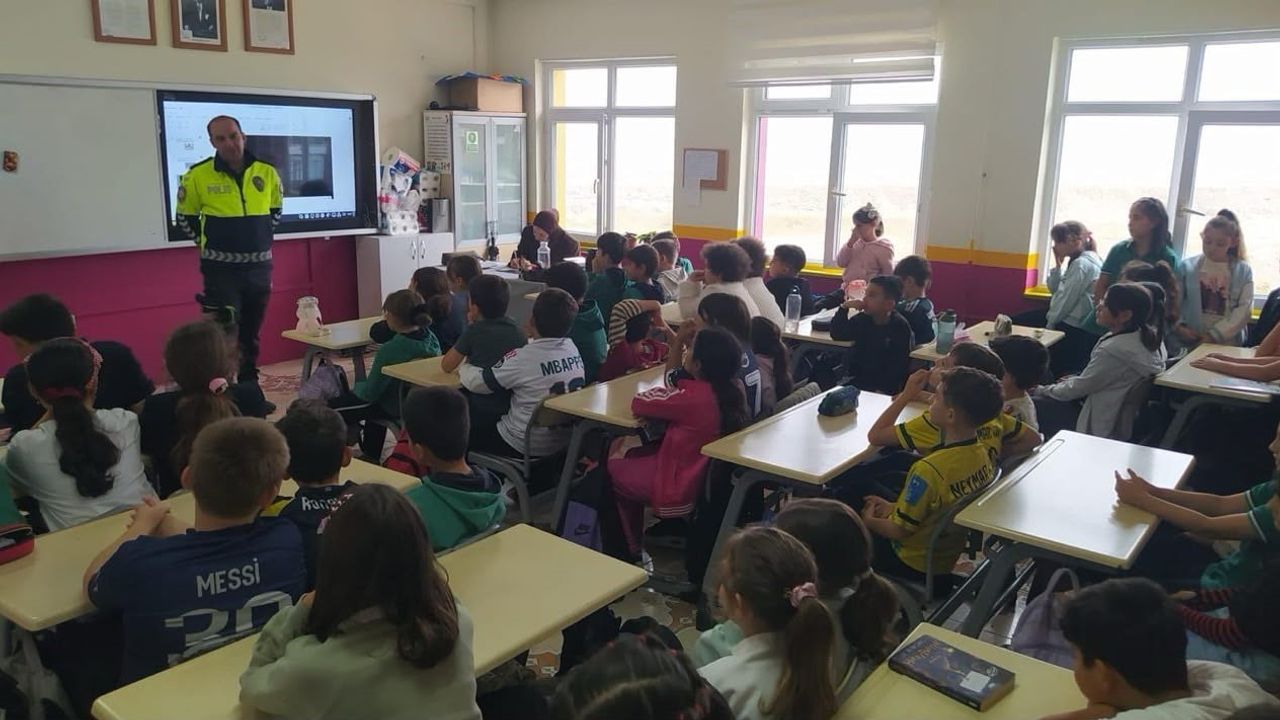 Türkeli'de ilkokul öğrencilerine trafik bilinci eğitimi