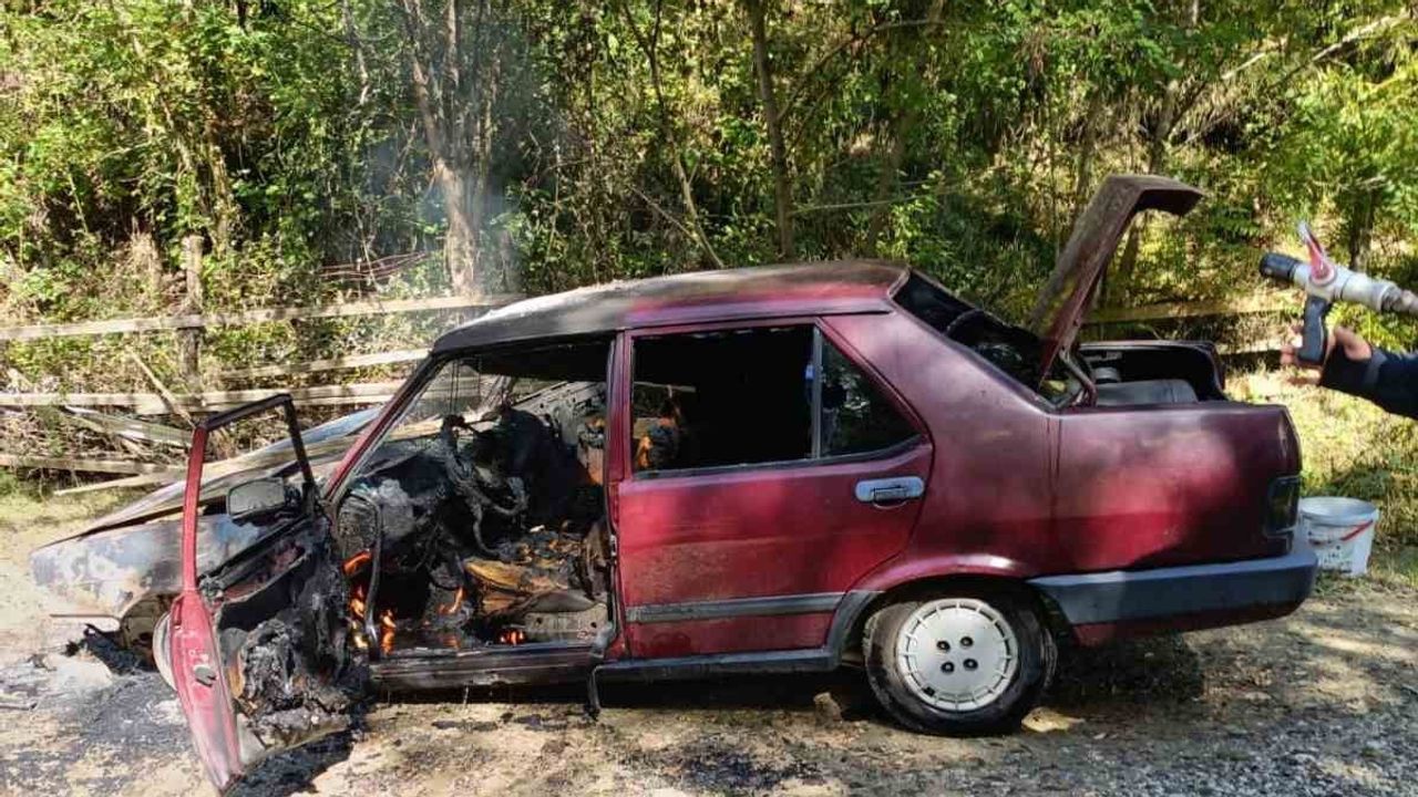 Türkeli'de motor bölümünde çıkan yangın otomobili kullanılamaz hale getirdi