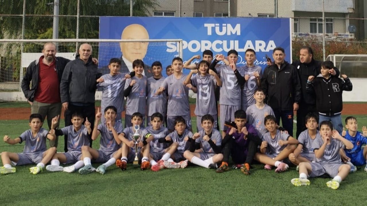 Turuncu-siyahlı yıldızkentspor penaltılarla Erzurum U14'ün şampiyonu oldu