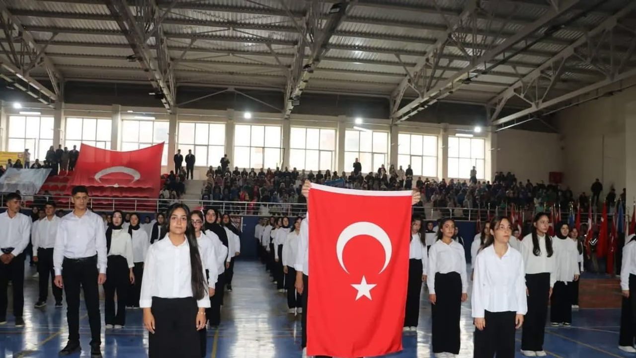 Tutak’ta 29 Ekim coşkusu: okul gösterileri ve halk oyunları salonu doldurdu