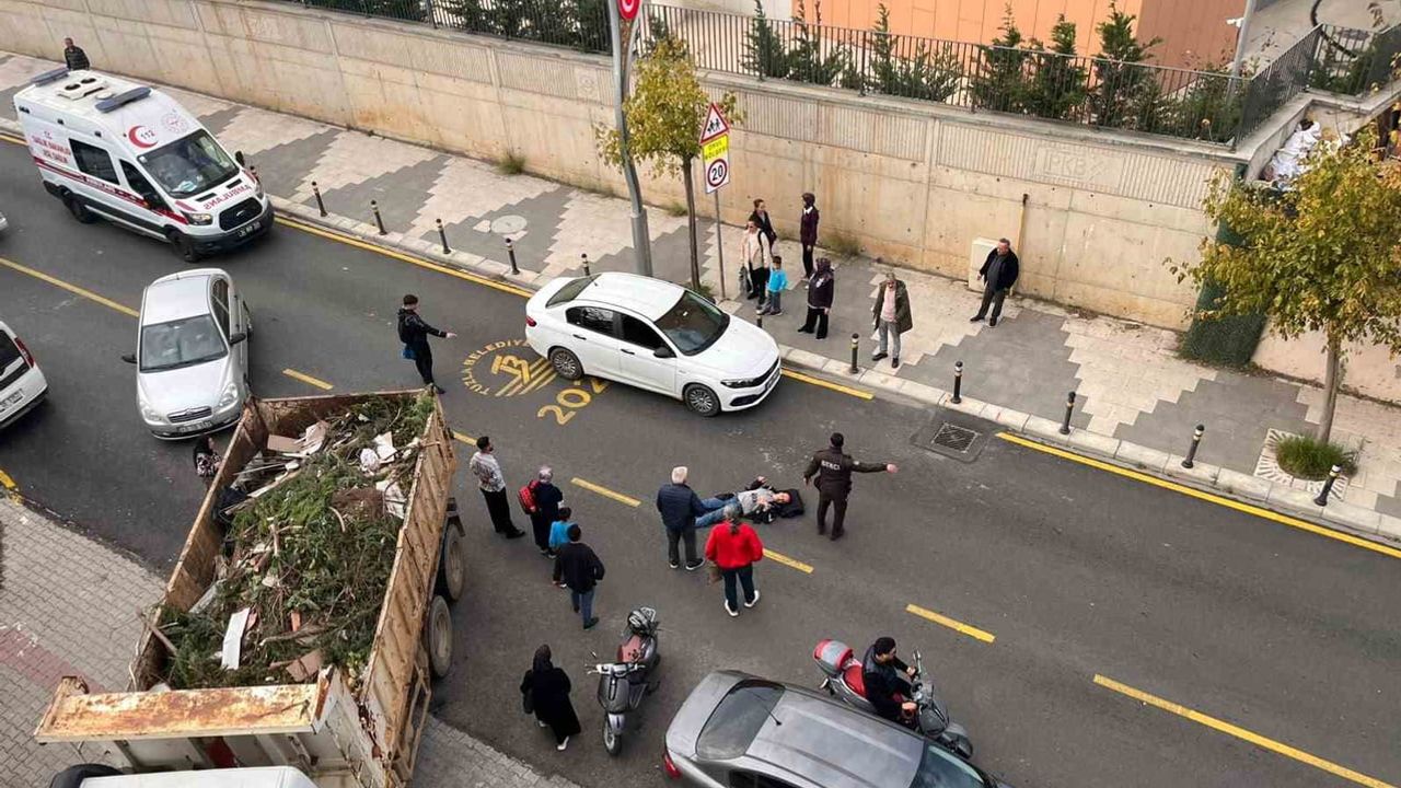 Tuzla'da Ankara Caddesi'nde belediye kamyonu ile motosiklet çarpıştı: sürücü yaralandı