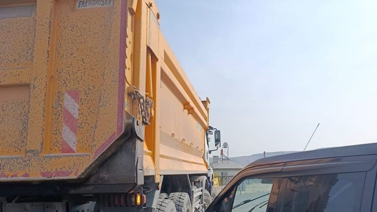 Tuzluca'da yol çalışması yapan kamyon ile hafif ticari araç çarpıştı