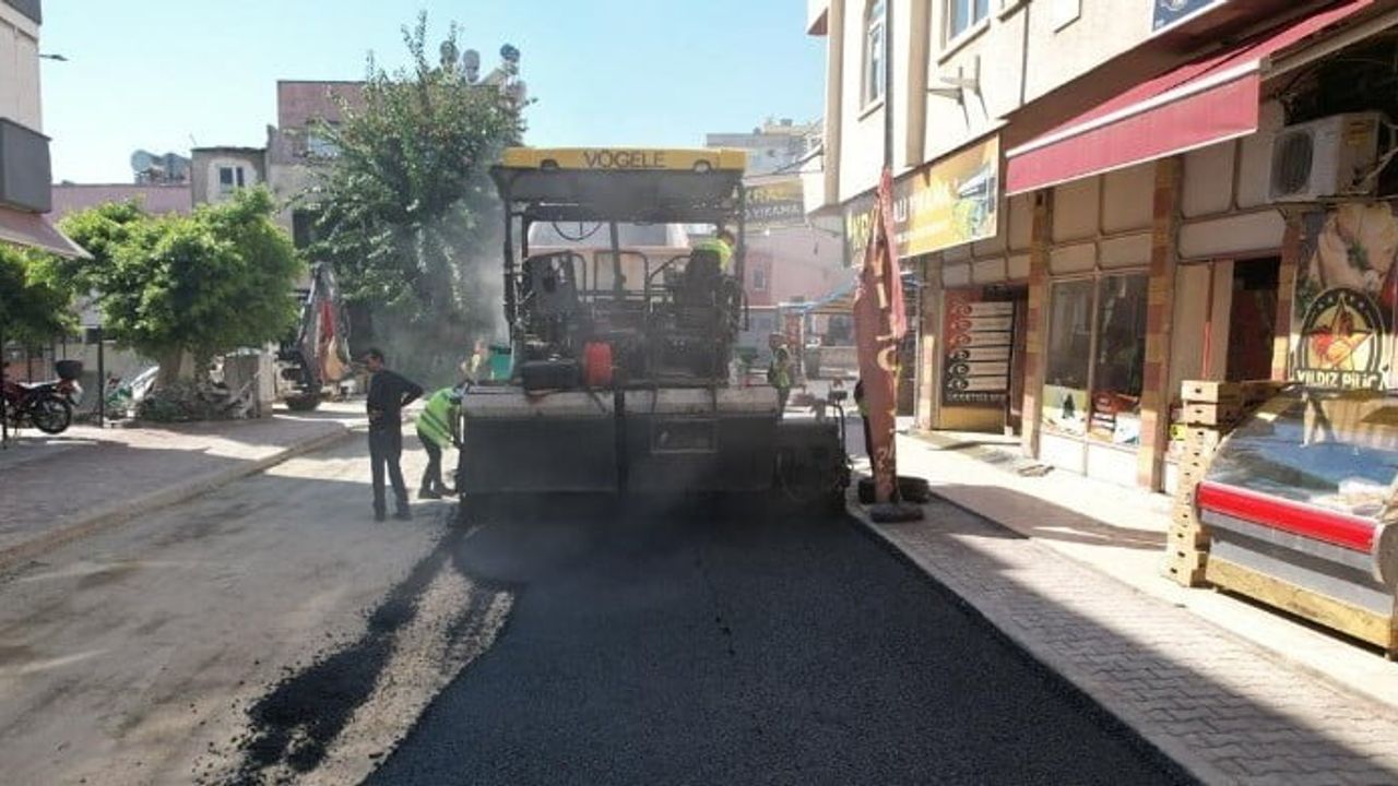 Üç Ocak Mahallesi sokaklarında sıcak asfalt yenilemesi başladı