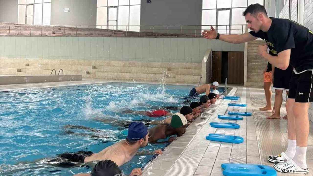 Ücretsiz yüzme eğitimi BAİBÜ'de öğrencilerle buluştu