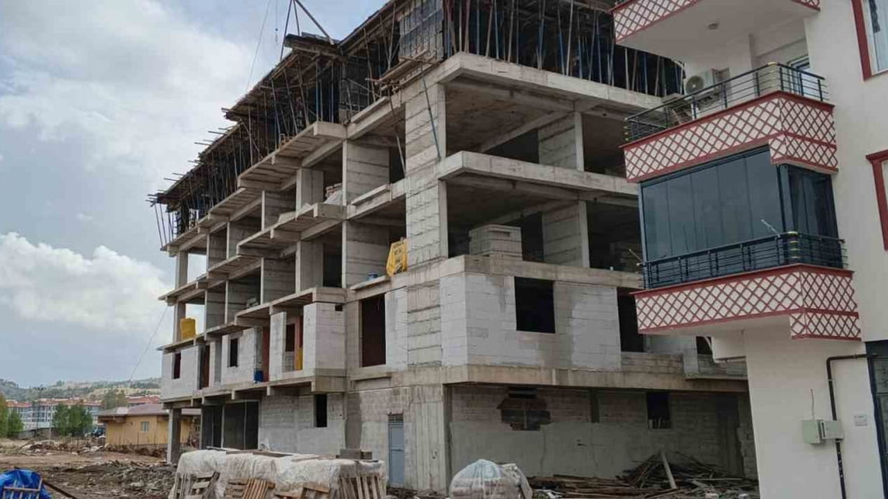 Üçüncü kattan düşen işçi ağır yaralandı