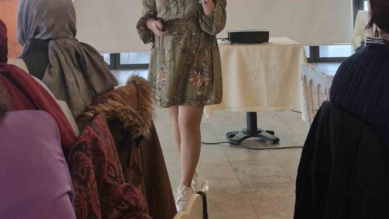 Üçüncü yaş için Yaşam Boyu Öğrenme Üniversitesi eğiticilerine kapsamlı eğitim