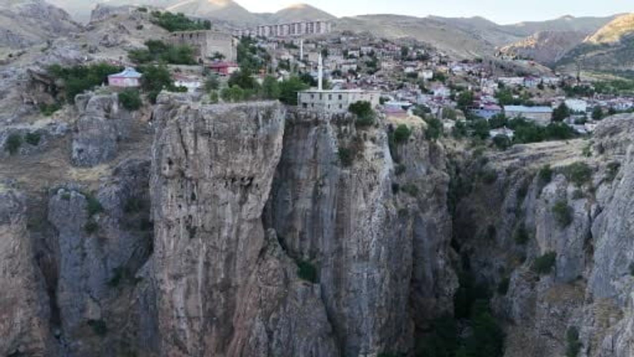 Uçurumun üzerinde bir ev: köprüyle bağlanan bahçesi görenleri şaşırtıyor