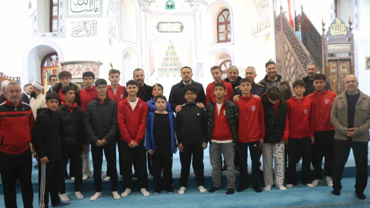 Ulu Camii'de sabahın ilk ışıklarıyla aileler buluştu