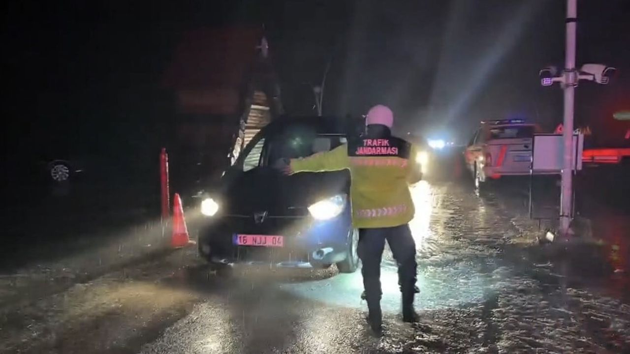 Uludağ'da 20 santimetre kar hayatı canlandırdı, jandarma denetimleri sıklaştı