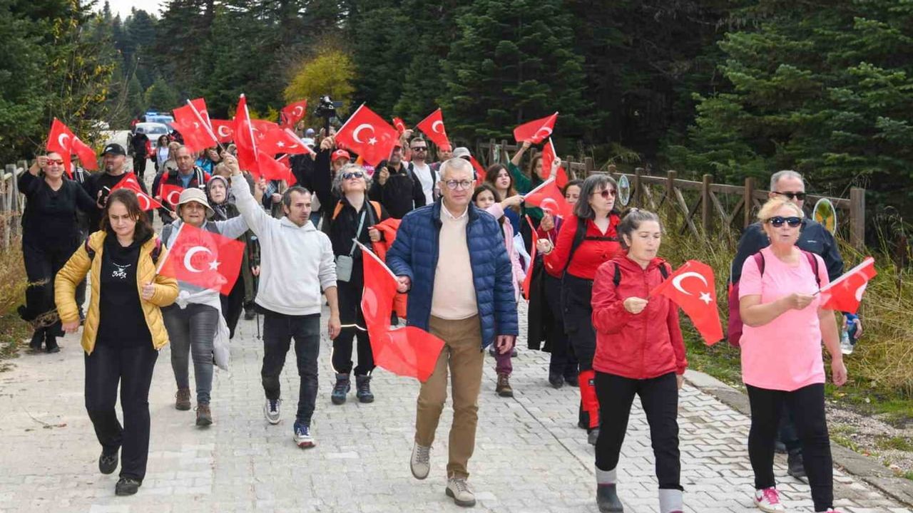 Uludağ'da cumhuriyet yürüyüşü: doğa içinde birlik ve coşku