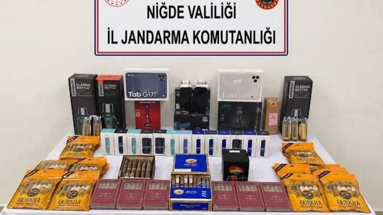 Ulukışla gişelerinde valizlerde gizlenen çok sayıda kaçak eşya ele geçirildi