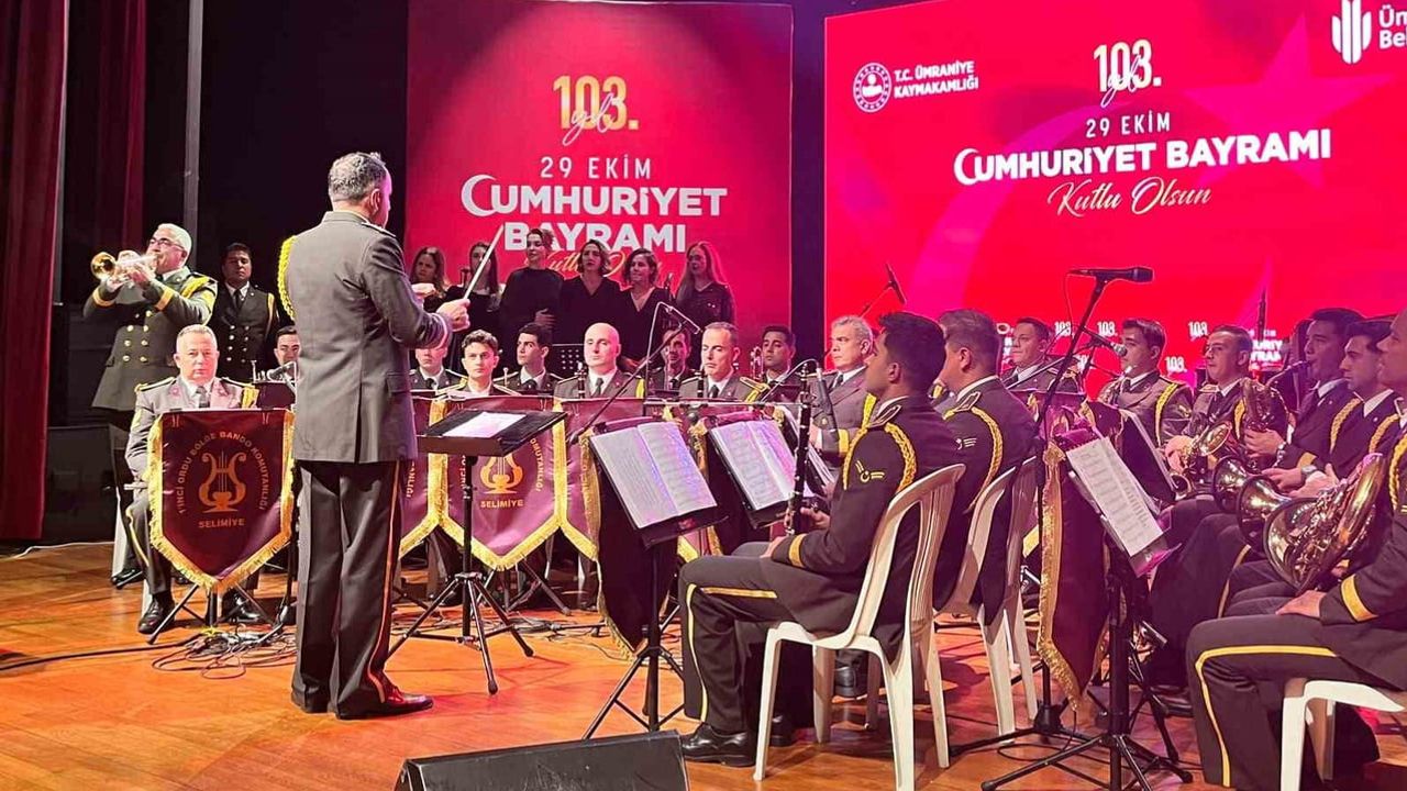 Ümraniye'de cumhuriyet coşkusu bando ve koroyla buluştu