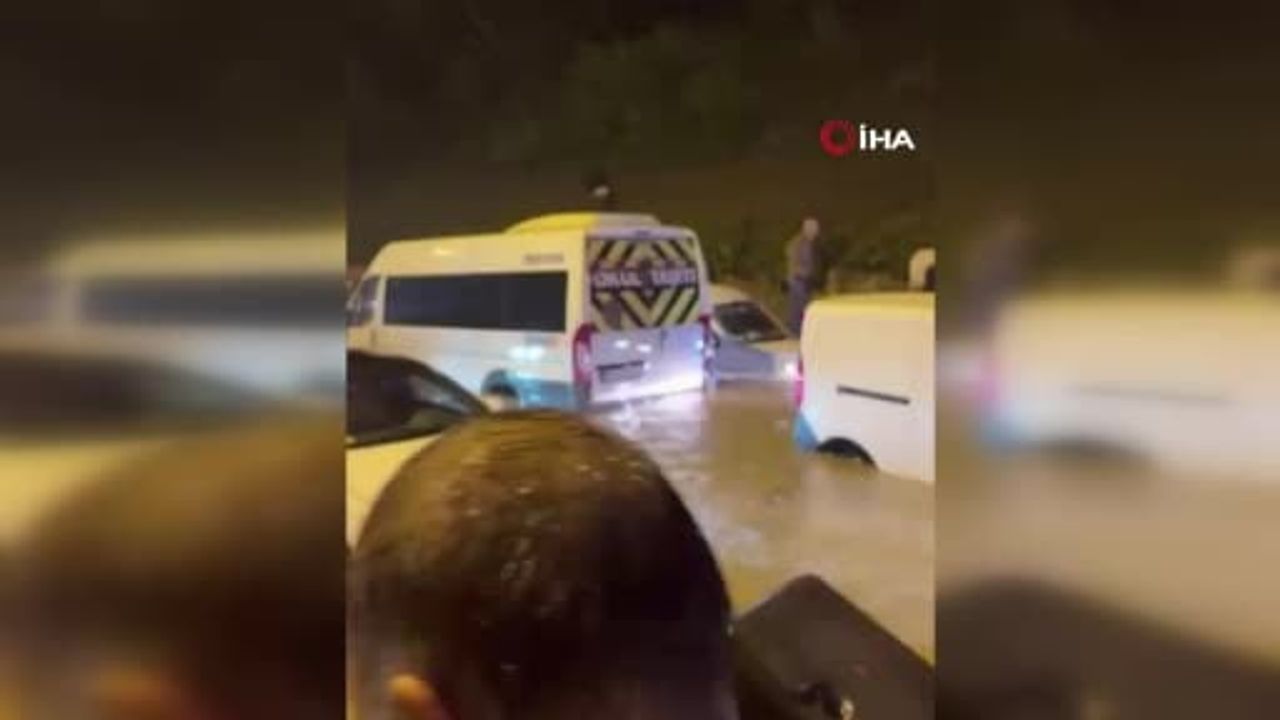 Ümraniye'de sağanak yolları suya boğdu, mahsur kalan araçlar kurtarıldı