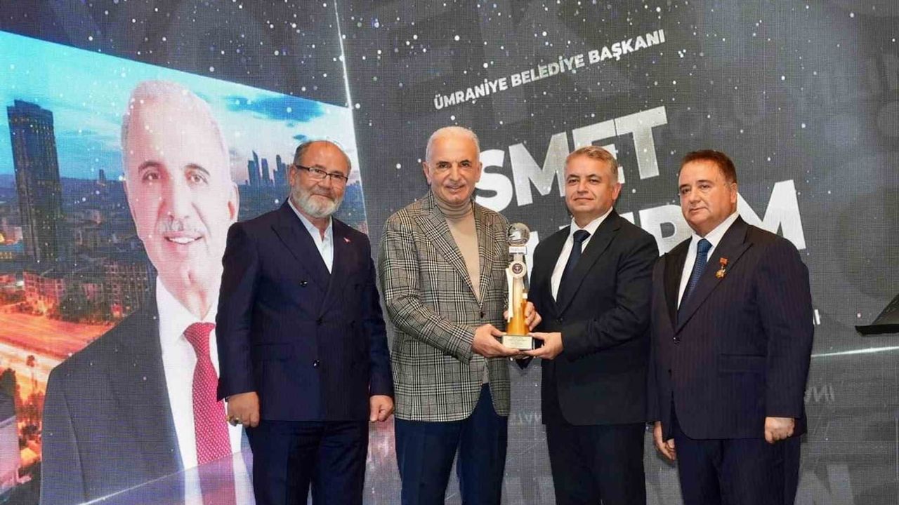 Ümraniye'nin hizmet odaklı dönüşümü ödülle tescillendi: başkan İsmet Yıldırım'a İstanbul'da yılın belediye başkanı unvanı