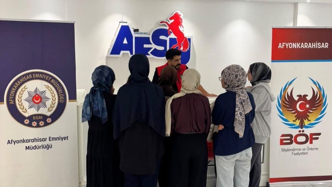Üniversite kampüslerinde 'El Ele Güvenli Geleceğe' farkındalığı