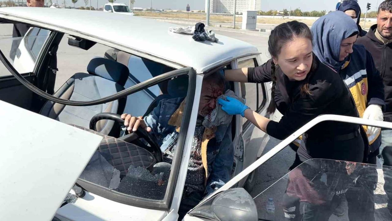 Üniversite kavşağında çarpışma: iki sürücü yaralandı