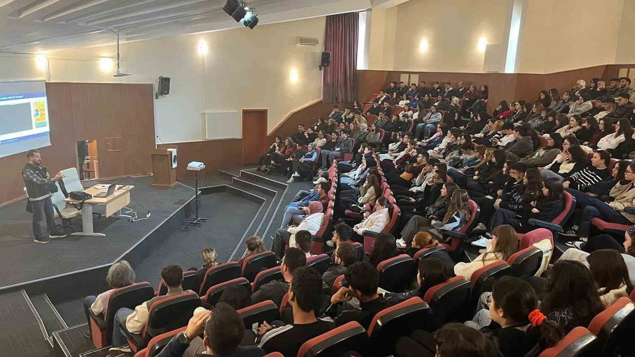 Üniversite oryantasyonunda öğrencilere Narko Gençlik eğitimi verildi