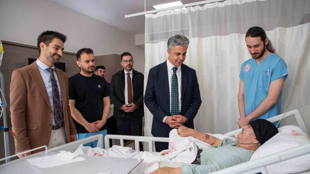 Üniversite rektörü ve başhekimden hastalara moral ziyareti