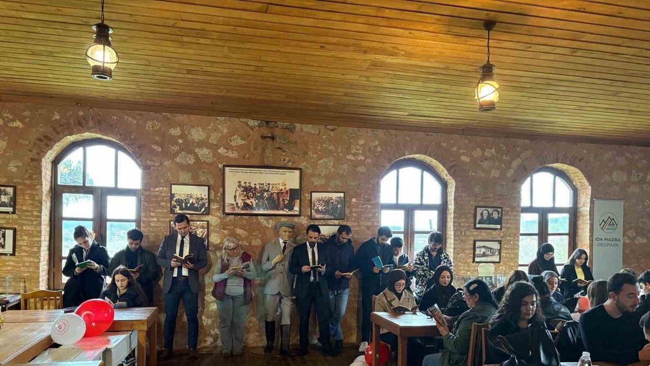 Üniversiteli öğrenciler tarihi Akbaş İlkokulunda kitap okudu