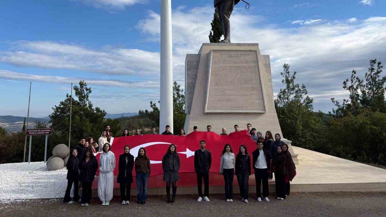 Üniversiteliler Çanakkale'nin izinde milli bilinç pekiştirdi