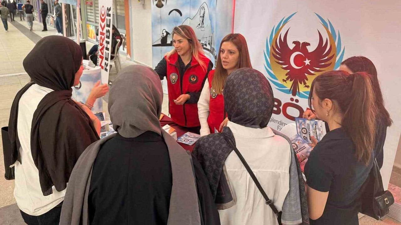 Üniversitelilere 'El Ele Güvenli Geleceğe' ile terörün propaganda ve eleman kazanma yöntemleri anlatıldı