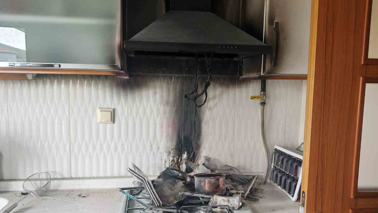 Unutulan yağ TOKİ'deki daireyi alevlere verdi, itfaiye söndürdü