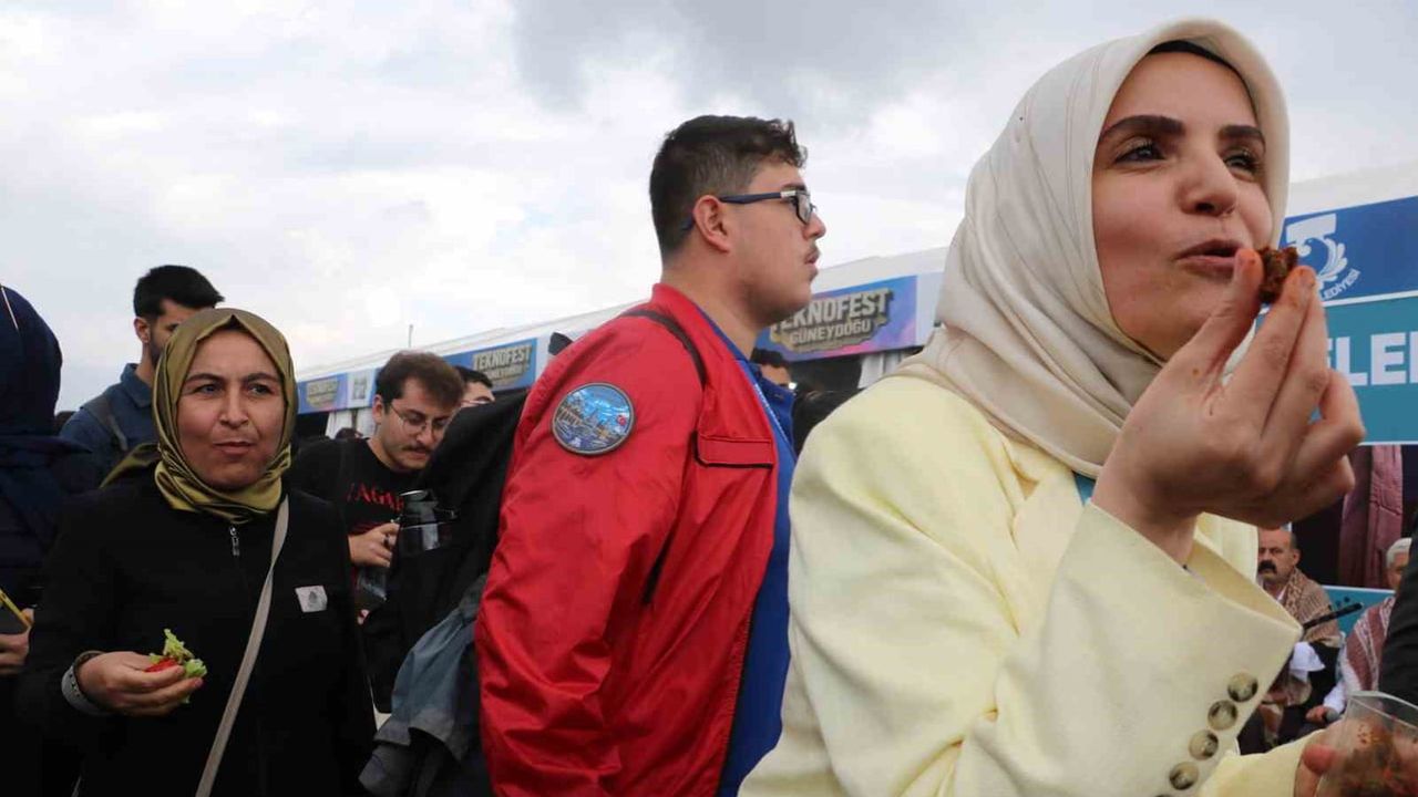 Urfa'dan TEKNOFEST'e yöresel coşku: sıra gecesi ve çiğköfte şöleni