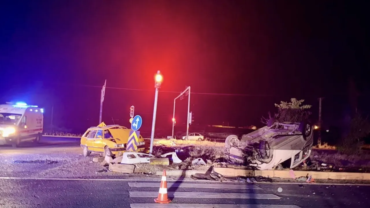 Urfa yol ayrımında kaza: hafif ticari araç ters döndü, 3'ü ağır 7 yaralı