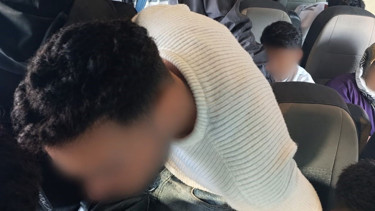 Urla gişelerindeki denetimde 34 düzensiz göçmen ve sürücü gözaltına alındı