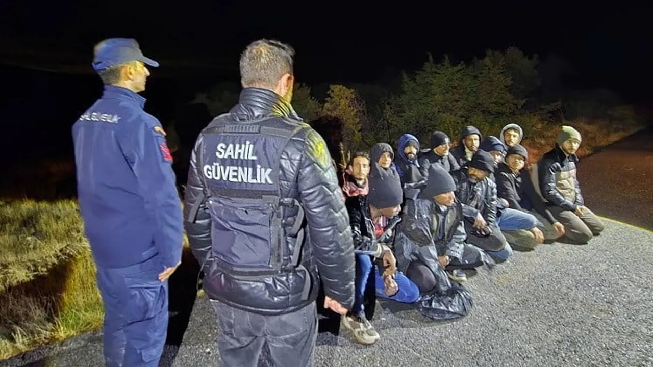 Urla kıyısında mobil radar 50 düzensiz göçmeni karada tespit etti