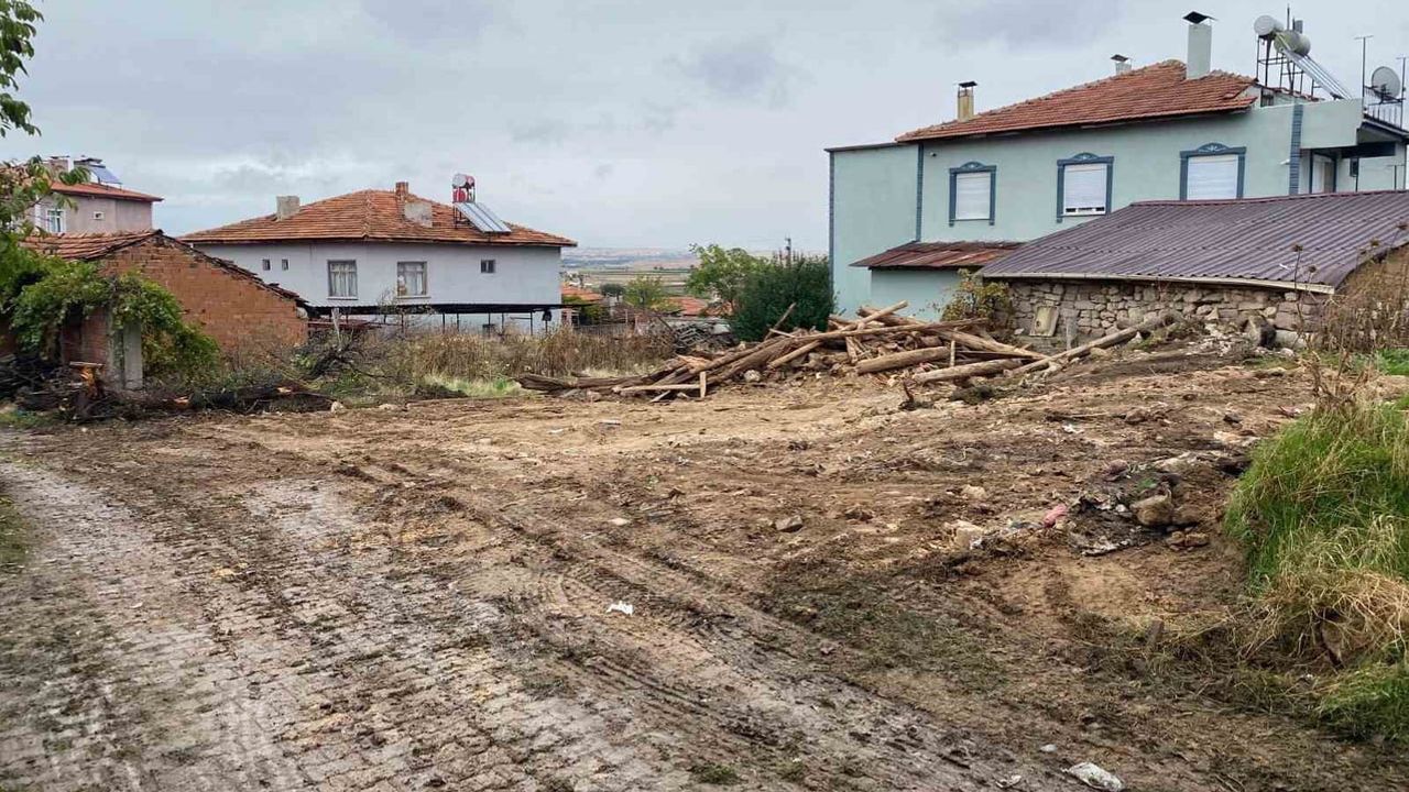 Uşak’ta can güvenliği için metruk yapı temizliği sürüyor