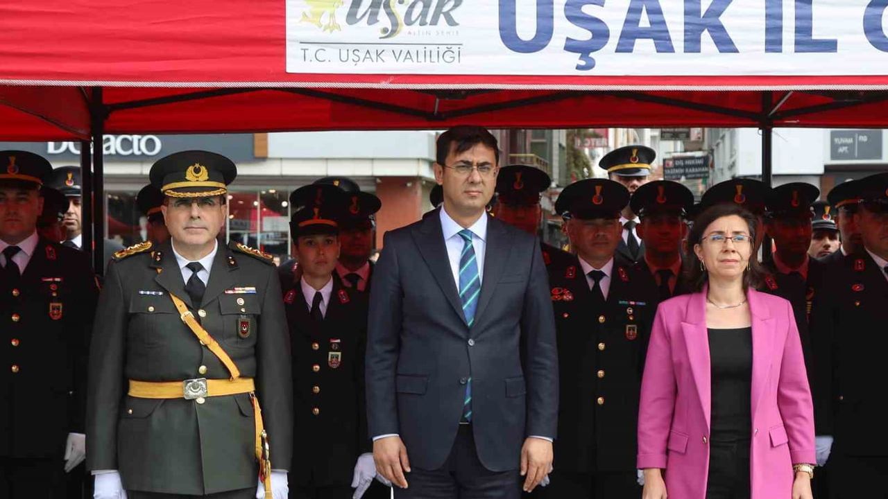 Uşak’ta cumhuriyet coşkusu çelenk töreniyle yükseldi