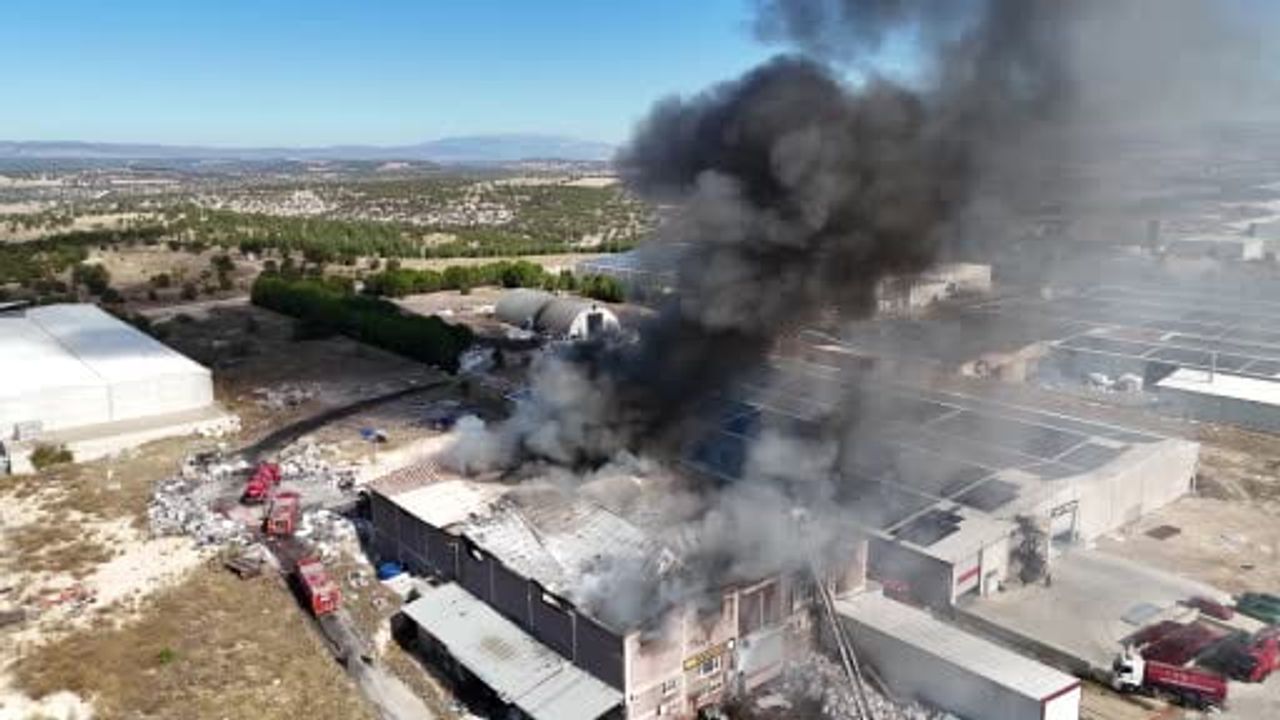 Uşak'ta elyaf fabrikasında yangın, AFAD kimyasal risklere karşı önlem aldı