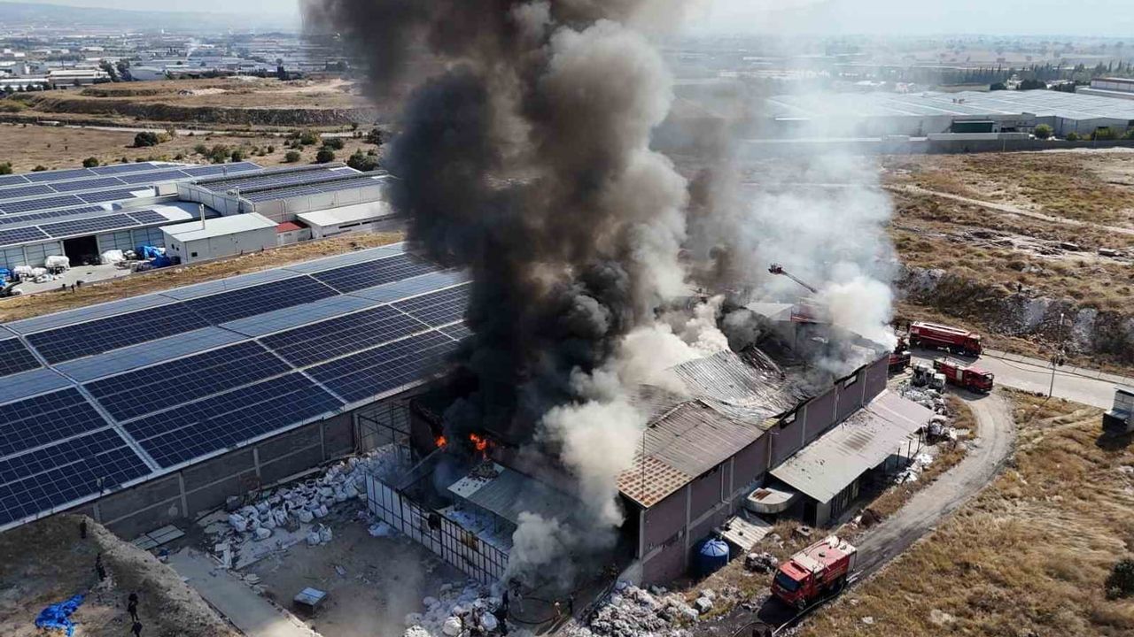 Uşak tekstil OSB'de NMB tesisinde çıkan yangın kent genelinde görüldü