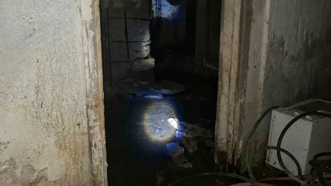 Üsküdar'da patlayan rögar apartmanın bodrumunu atık suyla doldurdu