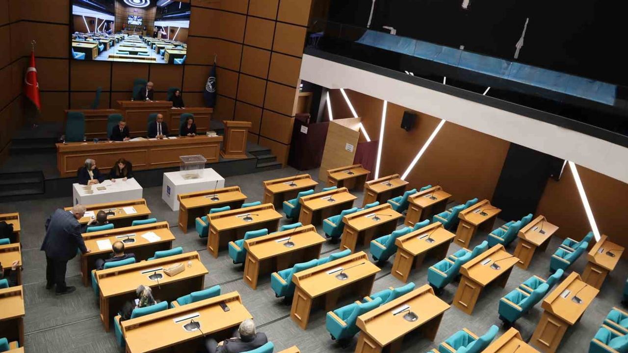 Üsküdar meclisinde tek adayla başkanvekili belirlendi; muhalefet salonda yok