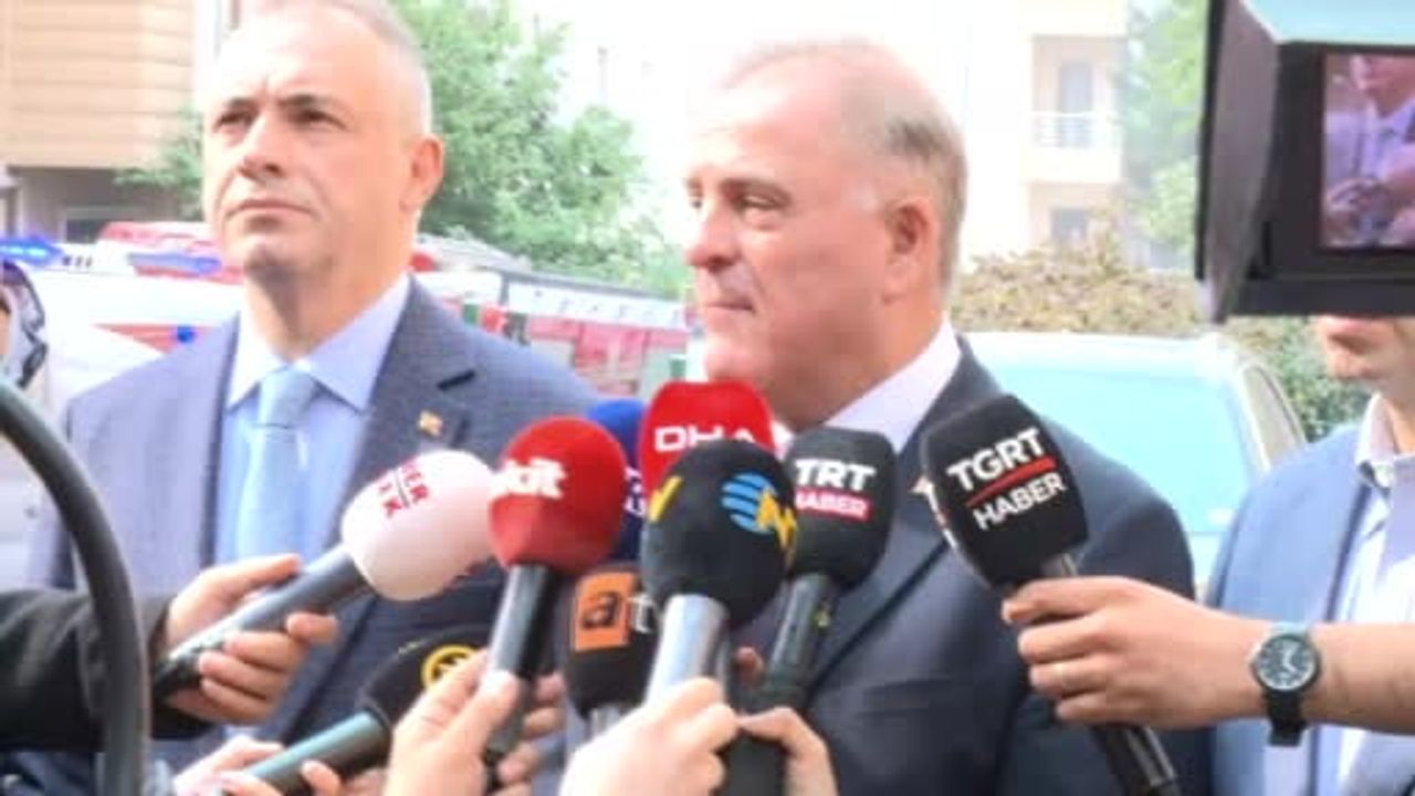 Üstine kat eklenen yapıda enkaz altında üç kişi olduğu bildirildi