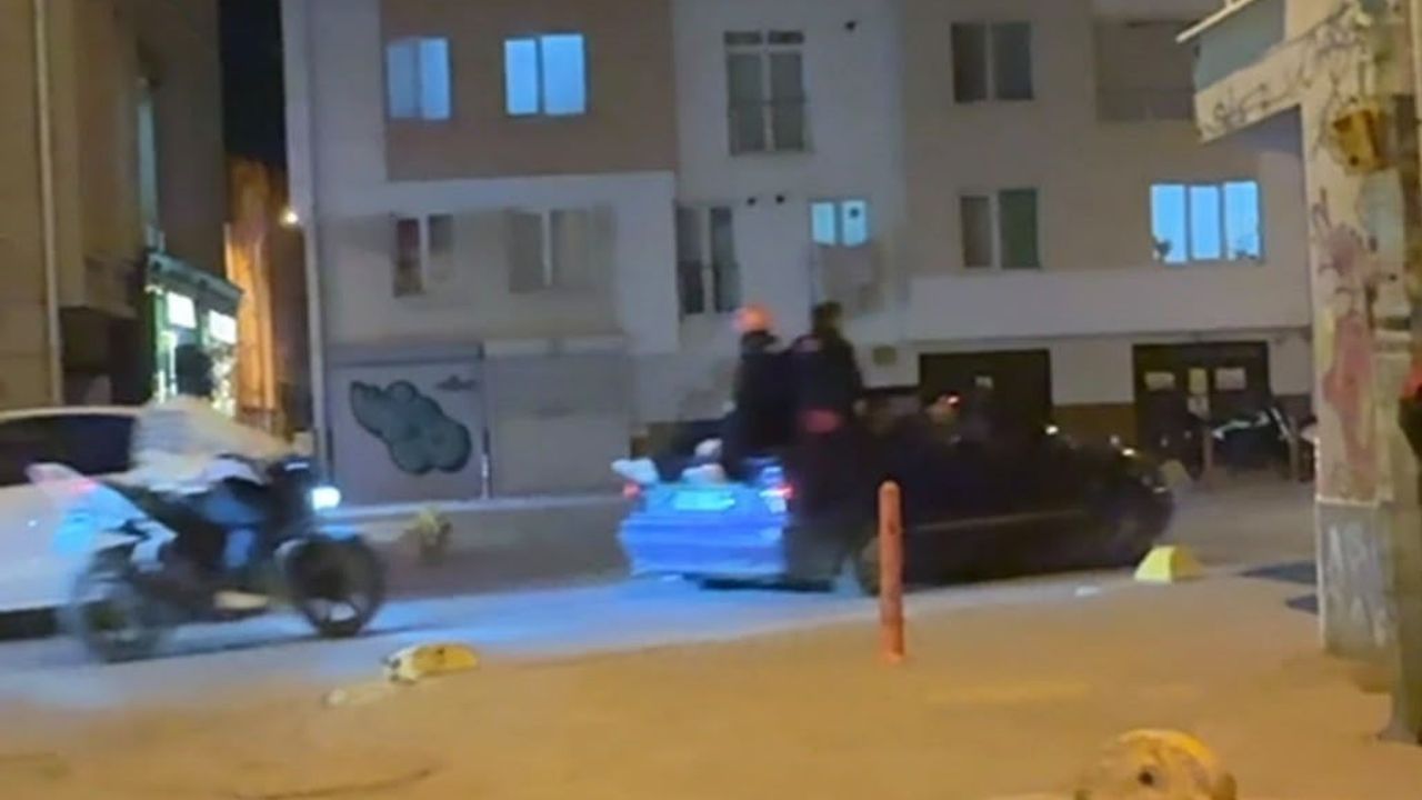 Üstü açık tur mahalleyi alarma geçirdi, bagaja oturan kişi dikkat çekti