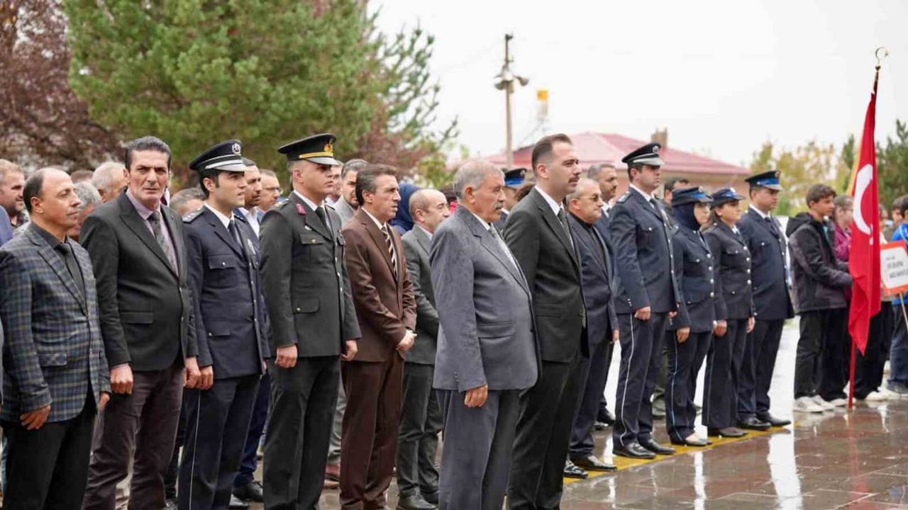Üzümlü'de milli birlik vurgusu: cumhuriyetin 103. yılı törenlerle anıldı