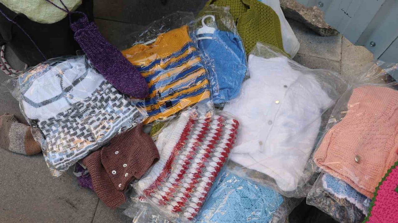 Uzun boyu yüzünden okula gönderilmeyen kadın 66 yıldır el işiyle geçimini sağlıyor