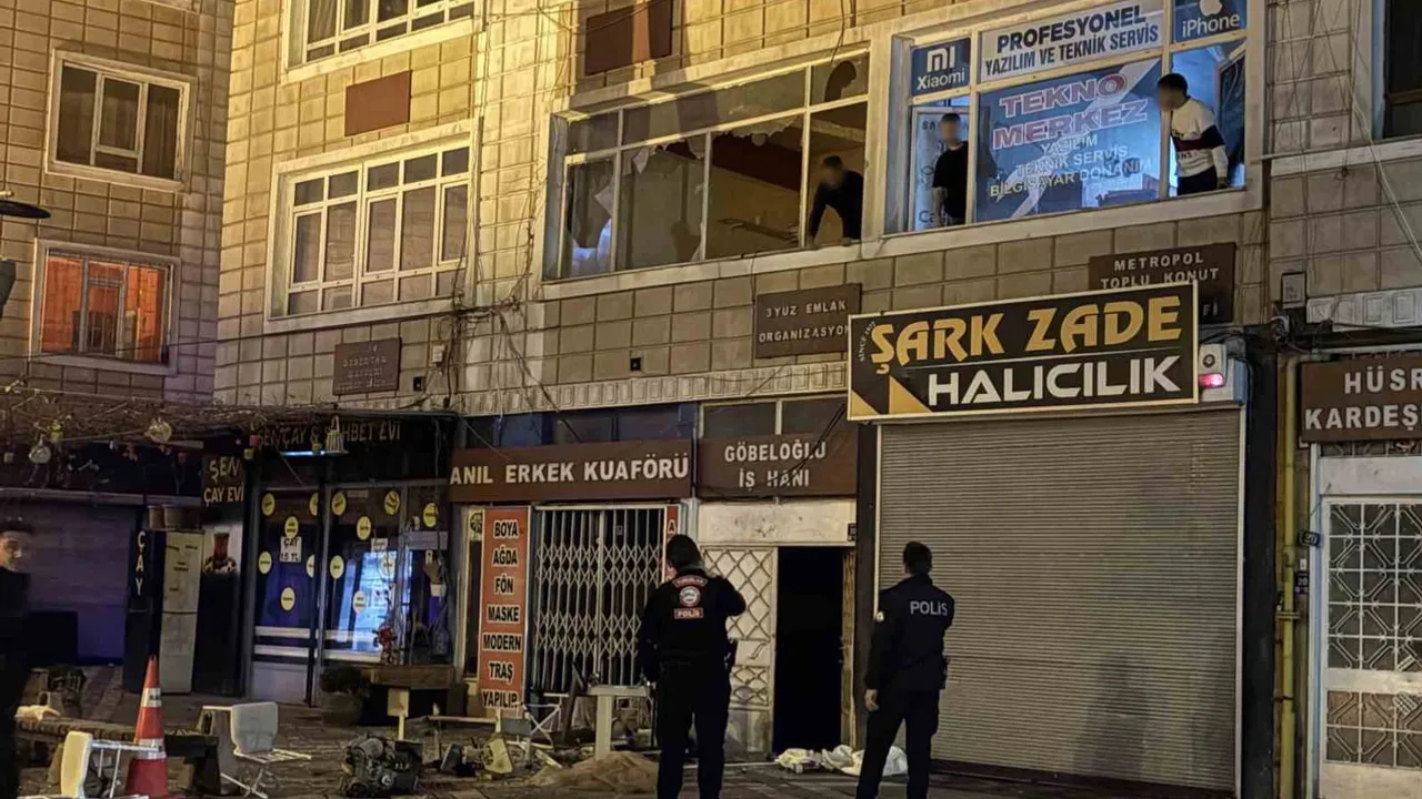 Uzun ikna sürecinin ardından iş merkezinde eşyaları aşağı atan şahıs polis tarafından indirildi
