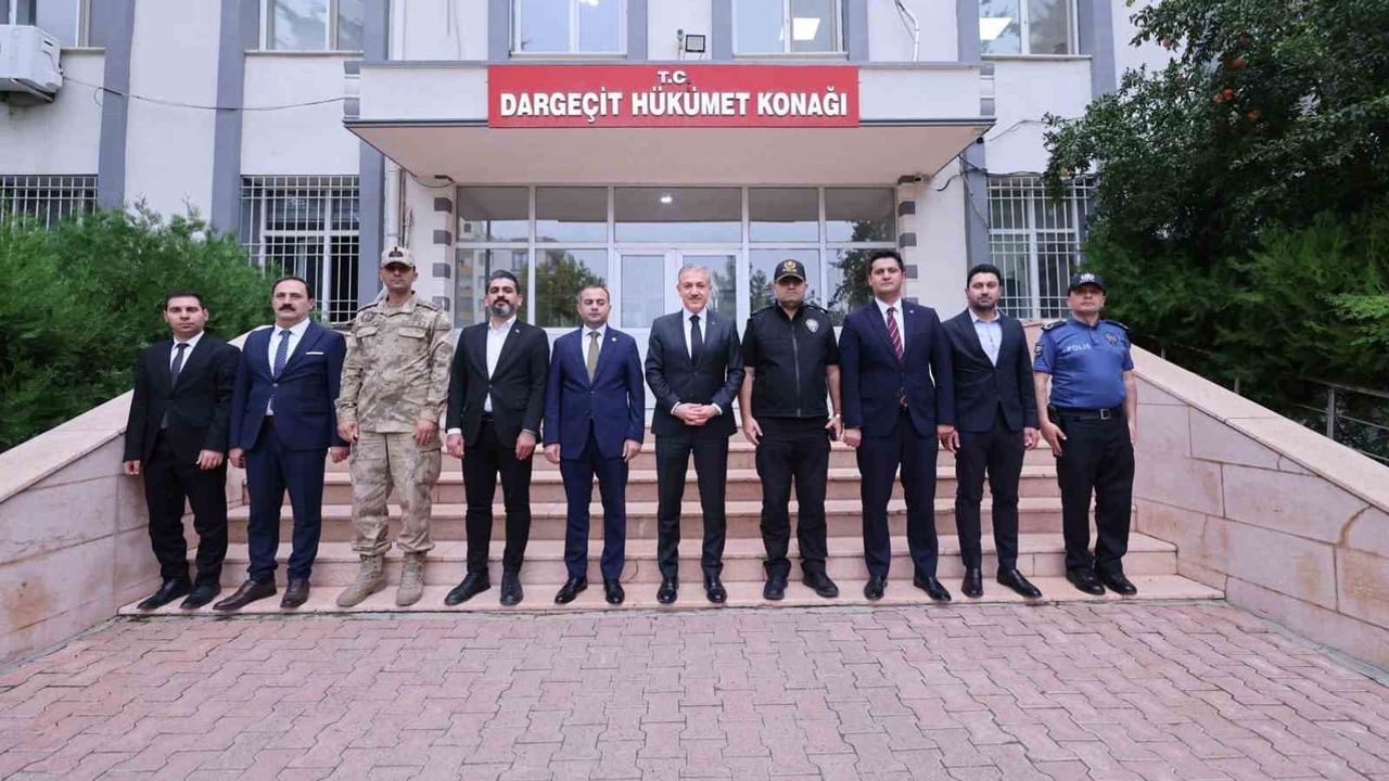 Vali Akkoyun dargeçit'te kaymakam ve belediye birimlerini yerinde inceledi
