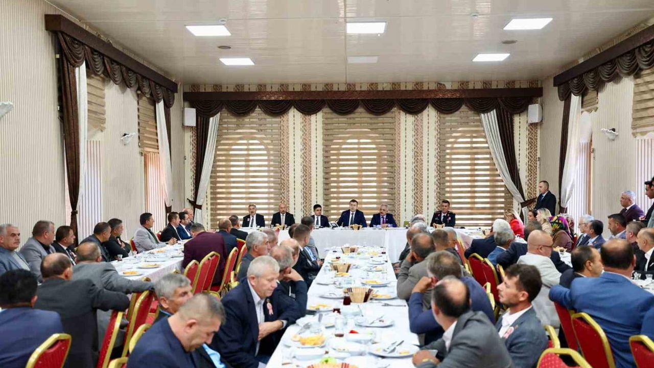 Vali Akmeşe muhtarlarla iş birliğine vurgu yaptı