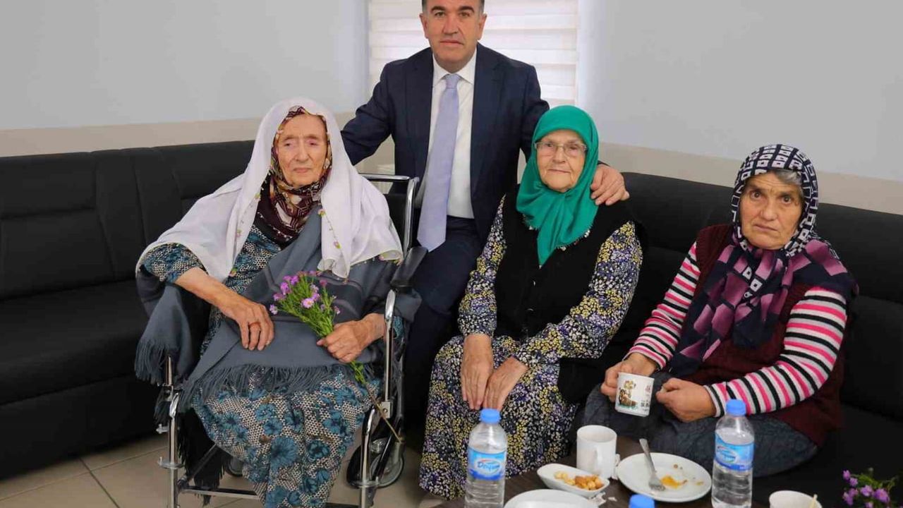 Vali Eldivan huzurevinde yaşam öykülerine kulak verdi